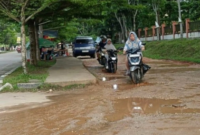 Kondisi Jalan Masuk Pasar Modern Teluk Kuantan Seperti Kubangan Kerbau (Dok.GNews86)