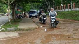 Kondisi Jalan Masuk Pasar Modern Teluk Kuantan Seperti Kubangan Kerbau (Dok.GNews86)