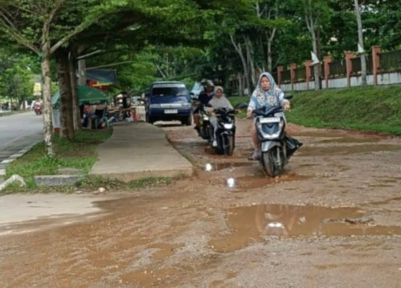 Kondisi Jalan Masuk Pasar Modern Teluk Kuantan Seperti Kubangan Kerbau (Dok.GNews86)