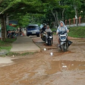 Kondisi Jalan Masuk Pasar Modern Teluk Kuantan Seperti Kubangan Kerbau (Dok.GNews86)