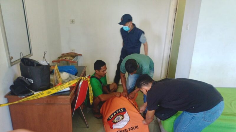 Polsek Kuantan Tengah bersama Tim Inafis Sat Reskrim Polres Kuansing Melakukan Olah TKP dan Evakuasi Jenazah IE (62)Yang meninggal di Hotel Taluk Kuantan (Dok.GNews86)