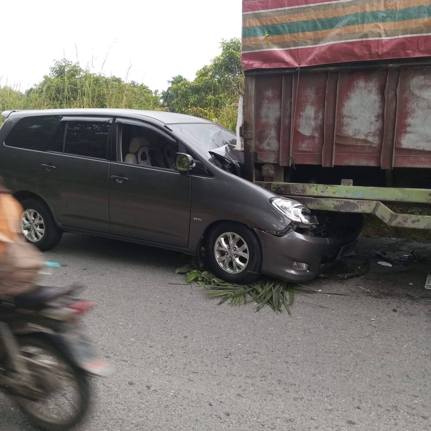 Innova Hantam Truk Parkir Tanpa Rambu di Petapahan, Sopir Diduga Kabur