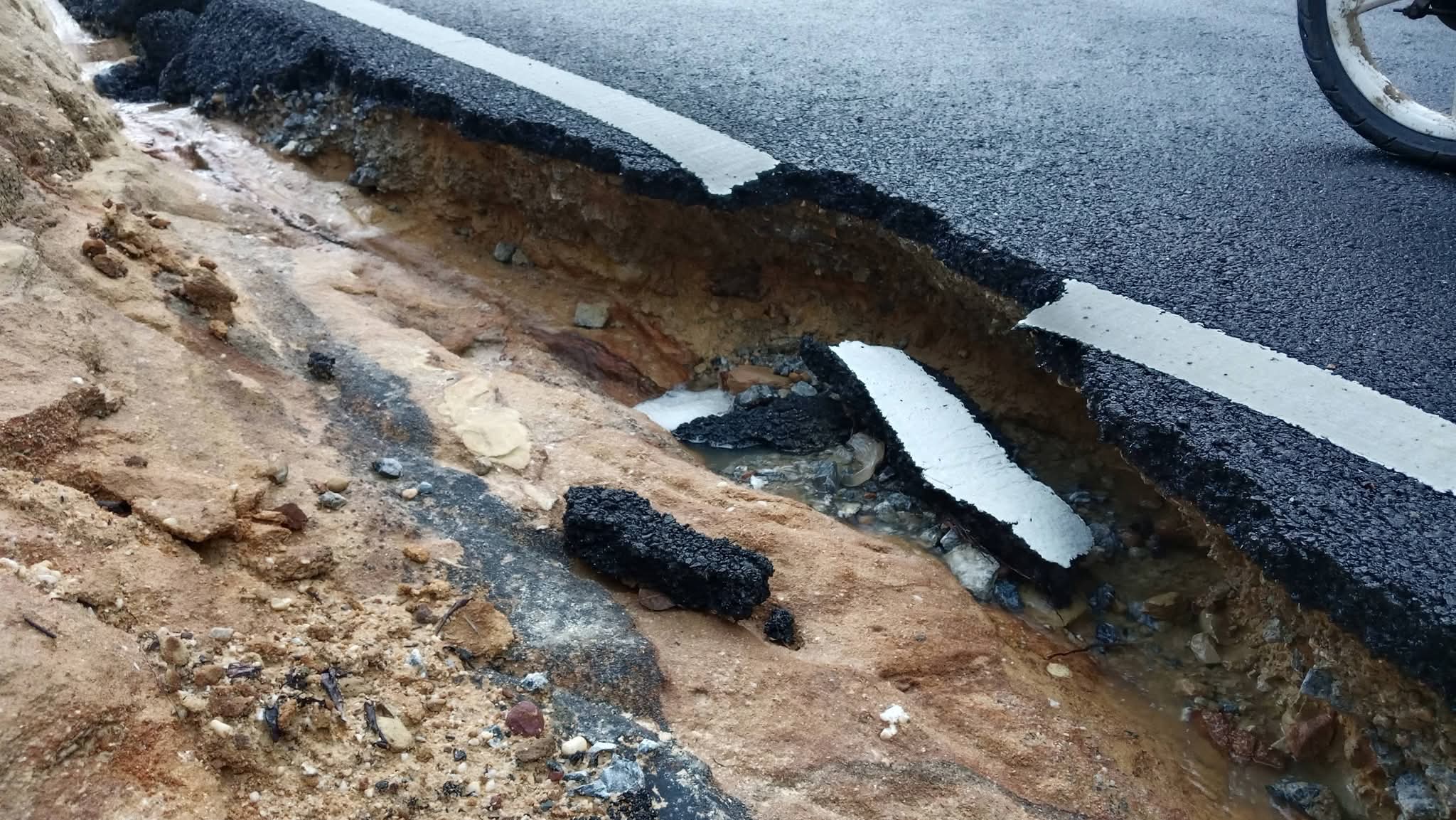 Berikut adalah penulisan ulang berita ​Belum Diresmikan, Proyek Jalan Inpres Bukit Kanduang Solok Mulai Rusak Terkikis