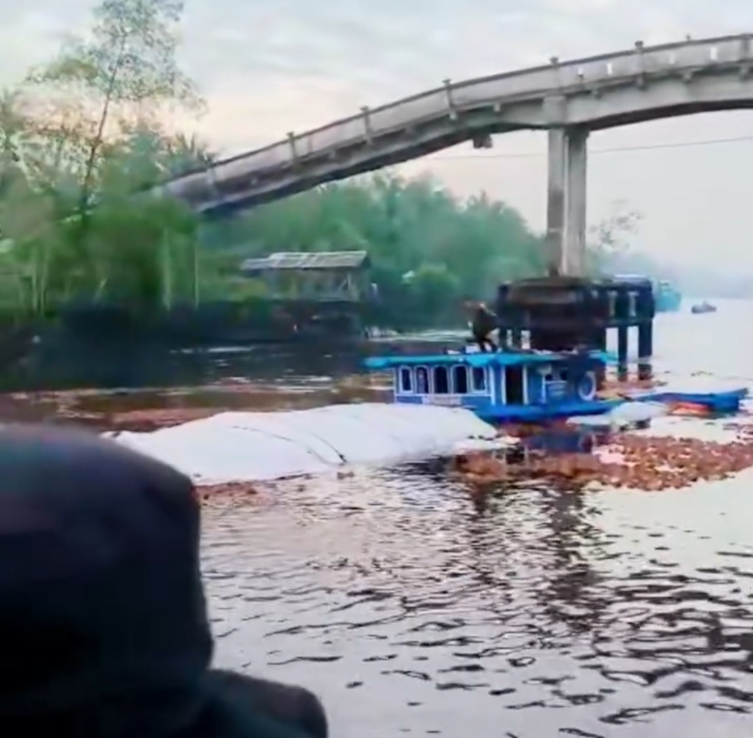 Dihantam Arus Kuat dan Rantai Setir Lepas, KM Attahirah Karam di Inhil Screenshot_20260519_170910_Gallery
