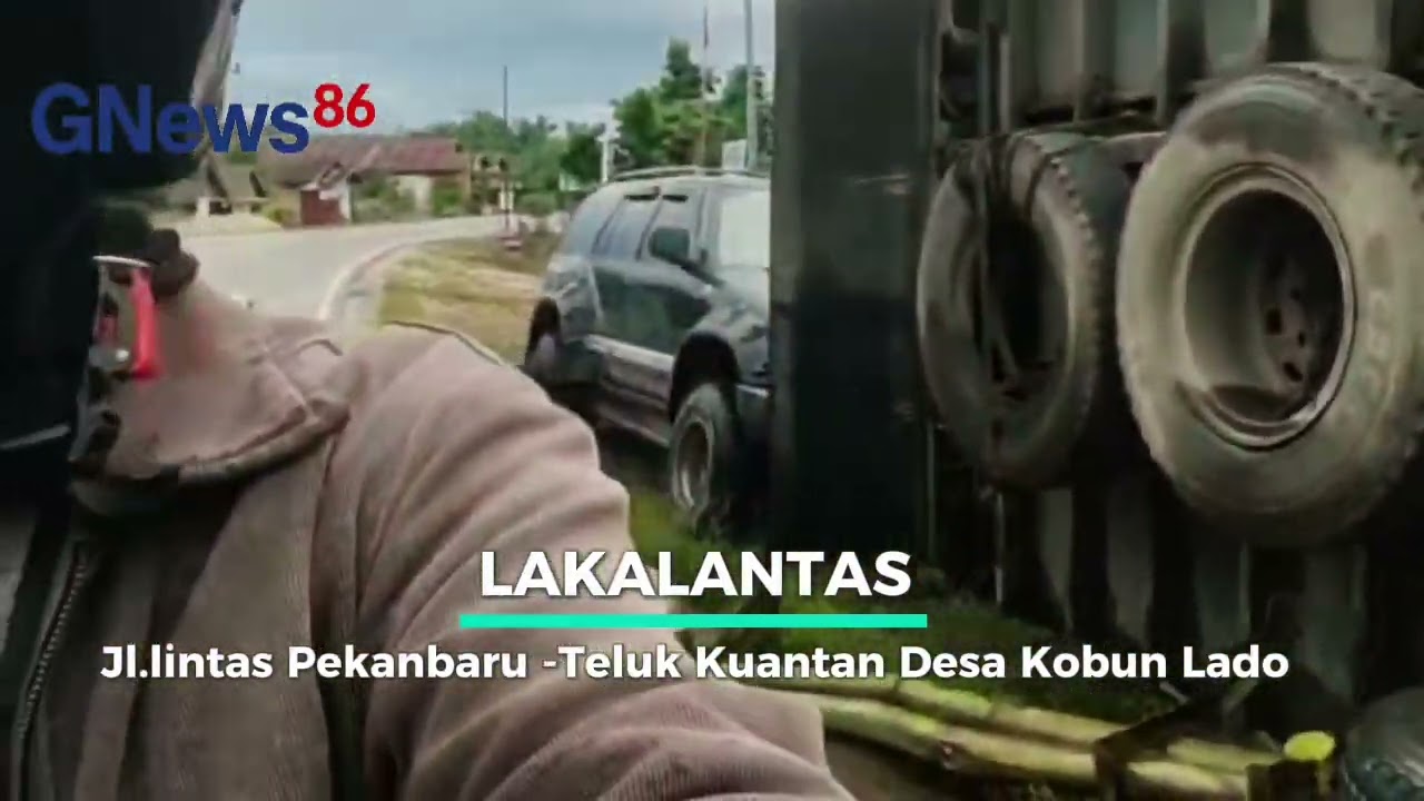 Lubang Maut Depan Kantor Desa: Truk Fuso Terguling di Lintas Kebun Lado