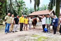 Kabid Peternakan Disbunnakkan Inhu, Mufrizal ST (empat dari kanan) bersama staf saat mendampingi tim provinsi ketika meninjau sapi milik Nurman di Desa Pontian Mekar Kecamatan Lubuk Batu Jaya.(Disbunnakkan Inhu)
 