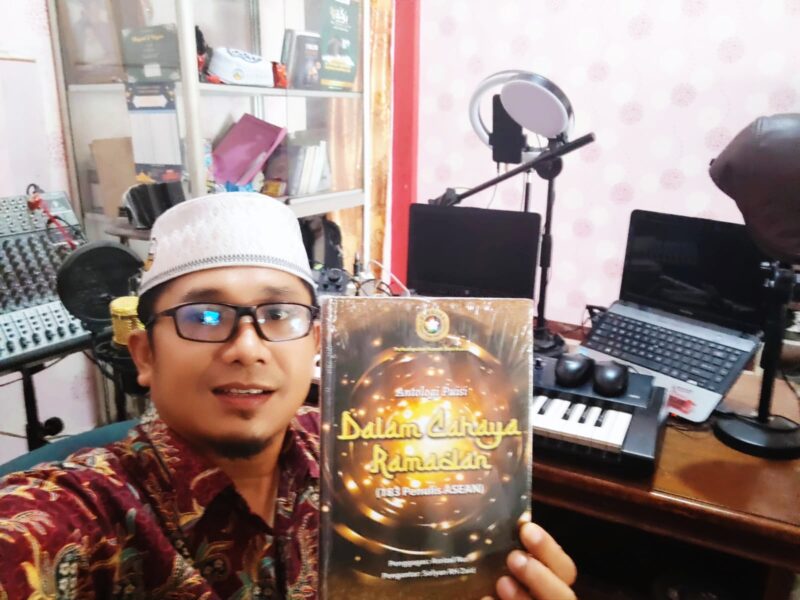 Ronaldo Rozalino, S.Sn., M.Pd dan Buku Karya Tulisnya Dalam Cahaya Ramadhan (Dok.GNews86)
