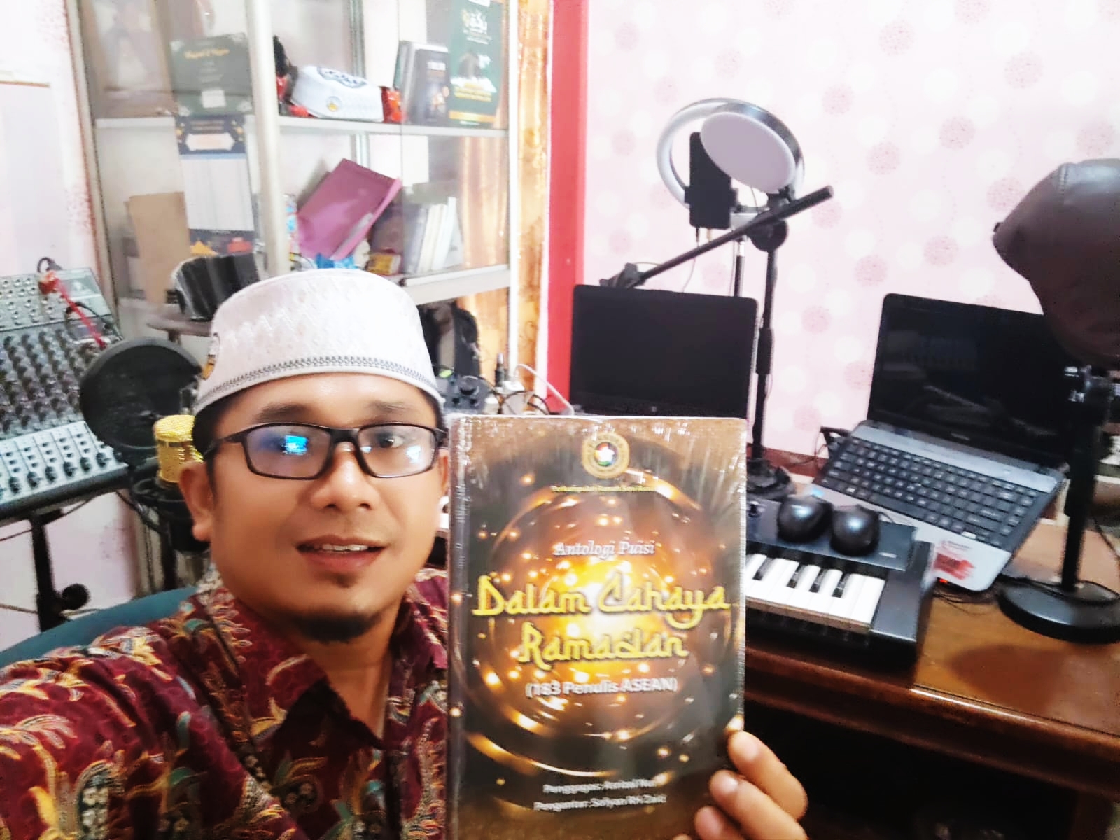 Ronaldo Rozalino, S.Sn., M.Pd Tembus Pasar Literasi ASEAN Lewat Antologi Puisi Ramadan