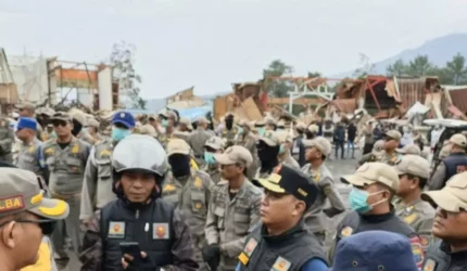 Gubernur Jawa Barat Dedi Mulyadi berdialog dengan pedagang terdampak penertiban kawasan Puncak dan menjanjikan bantuan modal usaha Rp10 juta serta peluang kerja baru.