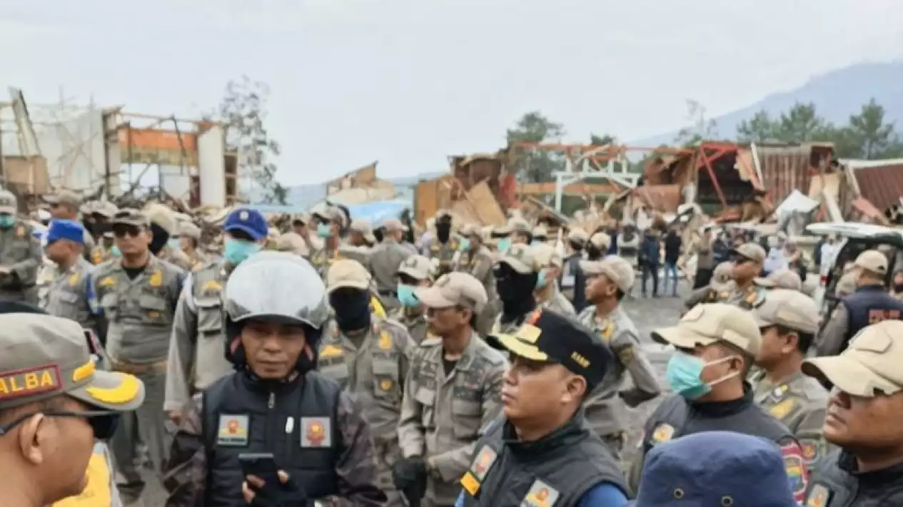 Janji di Tengah Reruntuhan Gubernur Jawa Barat Dedi Mulyadi berdialog dengan pedagang terdampak penertiban kawasan Puncak dan menjanjikan bantuan modal usaha Rp10 juta serta peluang kerja baru.