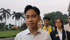 Wakil Presiden Gibran Rakabuming Raka mengajak lima mahasiswa mengikuti kunjungan kerja ke Nusa Tenggara Timur hingga Papua sebagai bagian dari upaya memperkuat partisipasi generasi muda dalam memahami pembangunan nasional.( dok Foto: Kompas.com)
