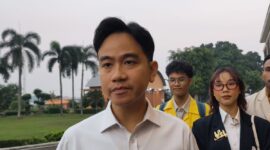 Wakil Presiden Gibran Rakabuming Raka mengajak lima mahasiswa mengikuti kunjungan kerja ke Nusa Tenggara Timur hingga Papua sebagai bagian dari upaya memperkuat partisipasi generasi muda dalam memahami pembangunan nasional.( dok Foto: Kompas.com)