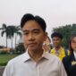 Wakil Presiden Gibran Rakabuming Raka mengajak lima mahasiswa mengikuti kunjungan kerja ke Nusa Tenggara Timur hingga Papua sebagai bagian dari upaya memperkuat partisipasi generasi muda dalam memahami pembangunan nasional.( dok Foto: Kompas.com)