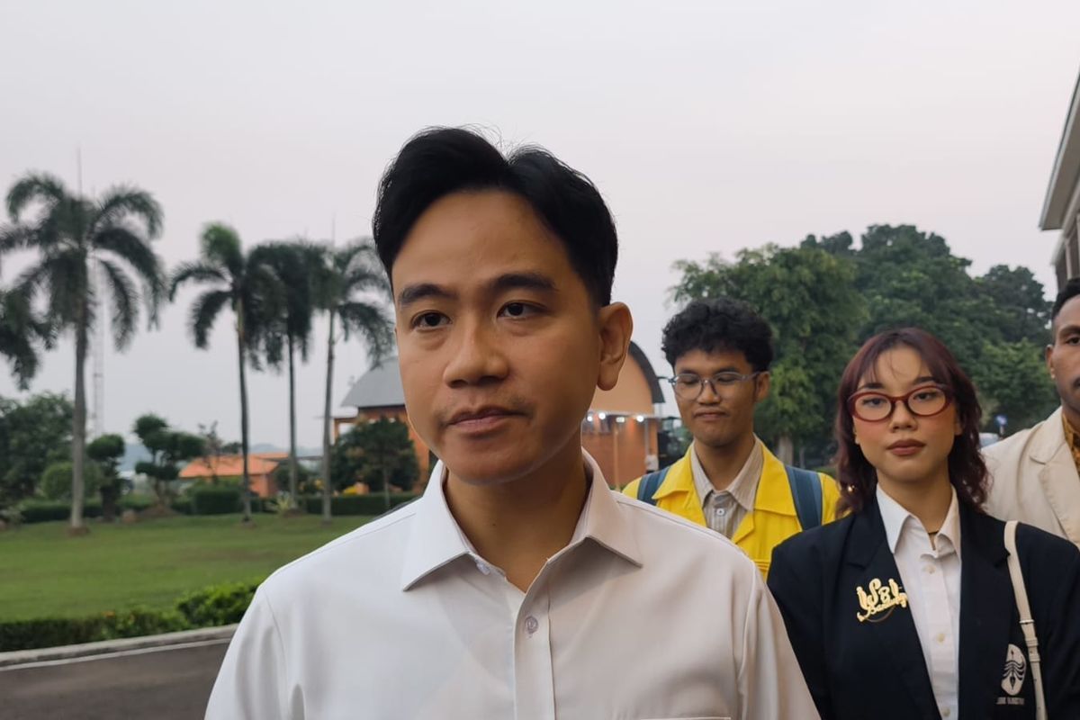 Wakil Presiden Gibran Rakabuming Raka berdialog dengan mahasiswa saat melakukan kunjungan kerja ke wilayah Nusa Tenggara Timur dan Papua dalam rangka meninjau program pembangunan pemerintah.