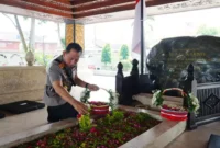Kapolri berziarah ke Makam Bung Karno di Blitar untuk mengenang dan menyerap nilai kepemimpinan Presiden pertama RI sebagai inspirasi dalam menjaga persatuan dan pengabdian kepada bangsa.(dok foto: viva.co.id)