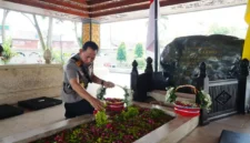 Kapolri berziarah ke Makam Bung Karno di Blitar untuk mengenang dan menyerap nilai kepemimpinan Presiden pertama RI sebagai inspirasi dalam menjaga persatuan dan pengabdian kepada bangsa.(dok foto: viva.co.id)