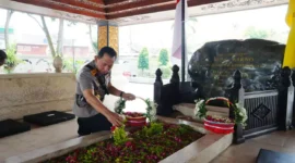 Kapolri berziarah ke Makam Bung Karno di Blitar untuk mengenang dan menyerap nilai kepemimpinan Presiden pertama RI sebagai inspirasi dalam menjaga persatuan dan pengabdian kepada bangsa.(dok foto: viva.co.id)