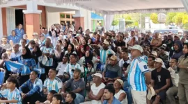 Suasana nonton bareng pertandingan Argentina melawan Aljazair di Pendopo Wakil Bupati Seram Bagian Timur, Maluku, dipadati ratusan warga yang antusias mengikuti jalannya laga internasional dalam suasana tertib dan penuh kebersamaan.( dok Foto: TribunAmbon.com)