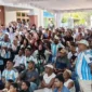 Suasana nonton bareng pertandingan Argentina melawan Aljazair di Pendopo Wakil Bupati Seram Bagian Timur, Maluku, dipadati ratusan warga yang antusias mengikuti jalannya laga internasional dalam suasana tertib dan penuh kebersamaan.( dok Foto: TribunAmbon.com)