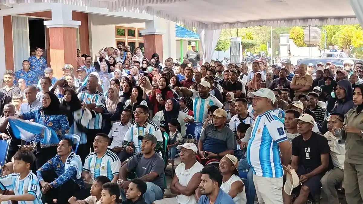 Pendopo Jadi Lautan Dukungan Ratusan warga dan suporter sepak bola memadati Pendopo Wakil Bupati Seram Bagian Timur di Bula, Maluku, saat mengikuti nonton bareng pertandingan Argentina melawan Aljazair dalam suasana meriah dan penuh kebersamaan.