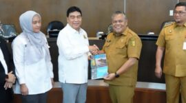 Penyerahan usulan pembangunan Kuansing melalui Anggota DPR RI (Riau1.Com)