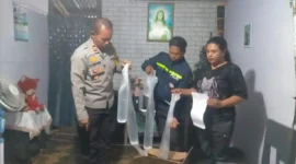 Petugas kepolisian mengamankan belasan liter minuman keras tradisional jenis sopi dalam operasi penertiban yang digelar di sejumlah lokasi di Kota Masohi guna menjaga keamanan dan ketertiban masyarakat.(Dok Foto: TribunAmbon.com)