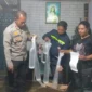 Petugas kepolisian mengamankan belasan liter minuman keras tradisional jenis sopi dalam operasi penertiban yang digelar di sejumlah lokasi di Kota Masohi guna menjaga keamanan dan ketertiban masyarakat.(Dok Foto: TribunAmbon.com)