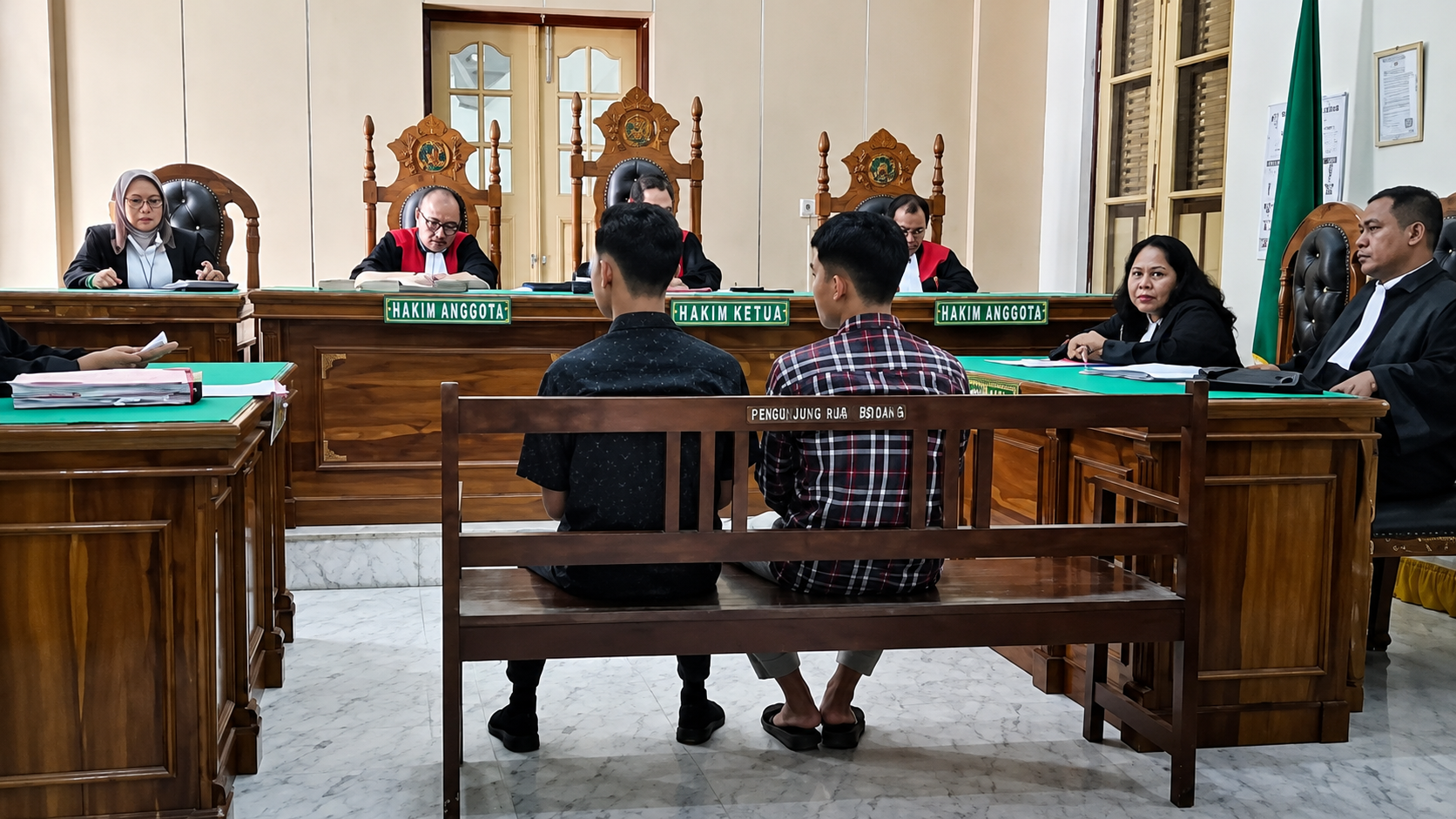 Jeriken di Bangku Terdakw Gedung pengadilan dan proses persidangan kasus pembelian Pertalite menggunakan jeriken yang menjerat dua warga Medan dalam perkara dugaan pelanggaran distribusi BBM subsidi.