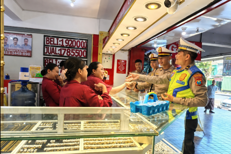 Taruna Akademi Kepolisian menjalani latihan kerja di Polres Malang sebagai bagian dari proses pembelajaran lapangan guna memperkuat kemampuan kepemimpinan, komunikasi, dan pemahaman sosial masyarakat.(sumber foto : m.jpnn.com)
