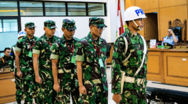 Empat prajurit TNI menjalani sidang vonis di Pengadilan Militer Jakarta setelah dinyatakan bersalah dalam kasus penyiraman air keras terhadap aktivis KontraS, Andrie Yunus.(sumber foto : cnnindonesia.com)