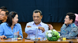 Sejumlah pimpinan dan perwakilan lembaga penyiaran publik berbincang dalam agenda rapat bersama Komisi VII DPR RI yang membahas evaluasi kinerja, transformasi digital, serta penguatan layanan informasi publik nasional.