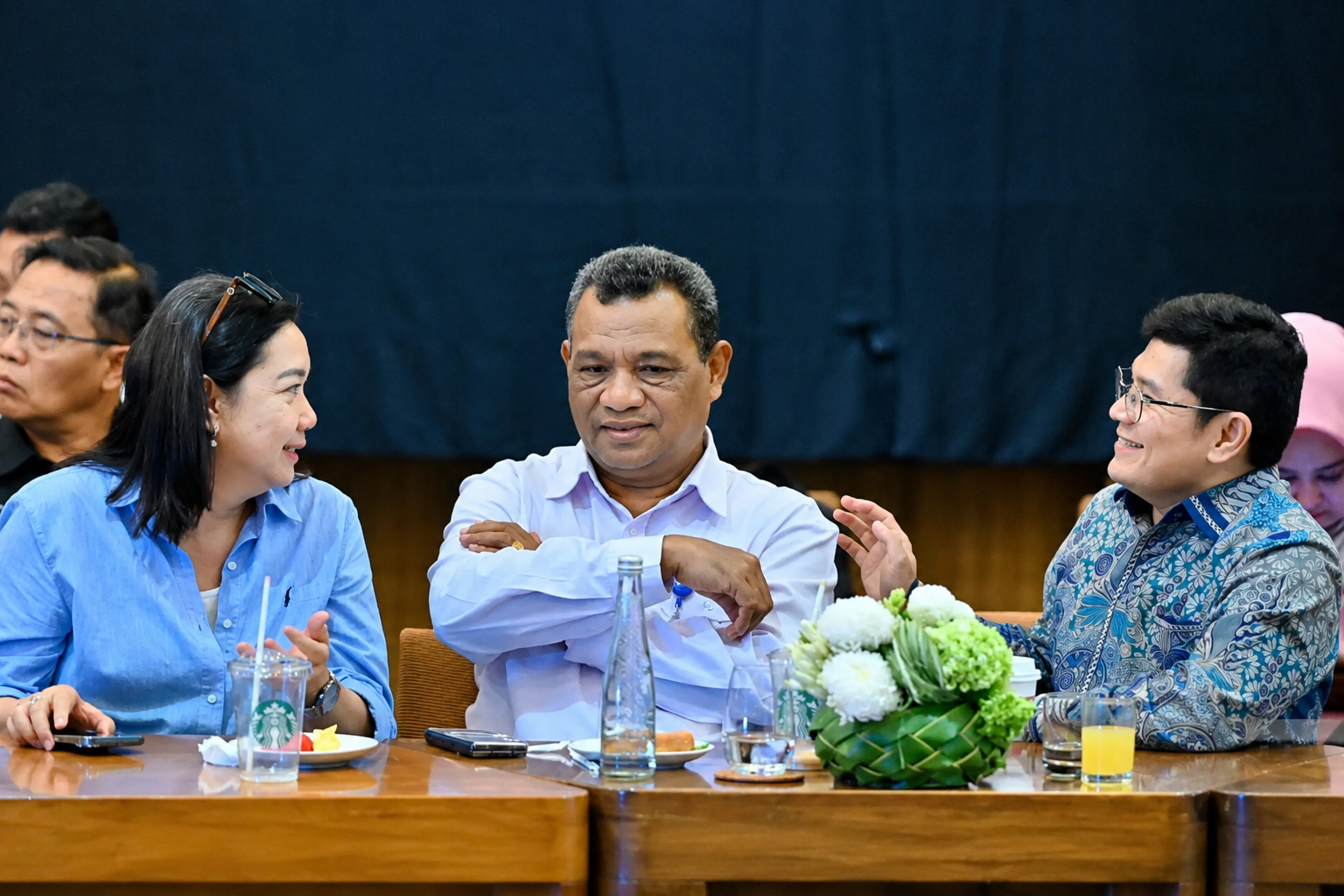 Suasana rapat dan diskusi antara pimpinan Komisi VII DPR RI bersama perwakilan TVRI, RRI, dan ANTARA dalam agenda evaluasi kinerja lembaga penyiaran publik nasional di Jakarta.