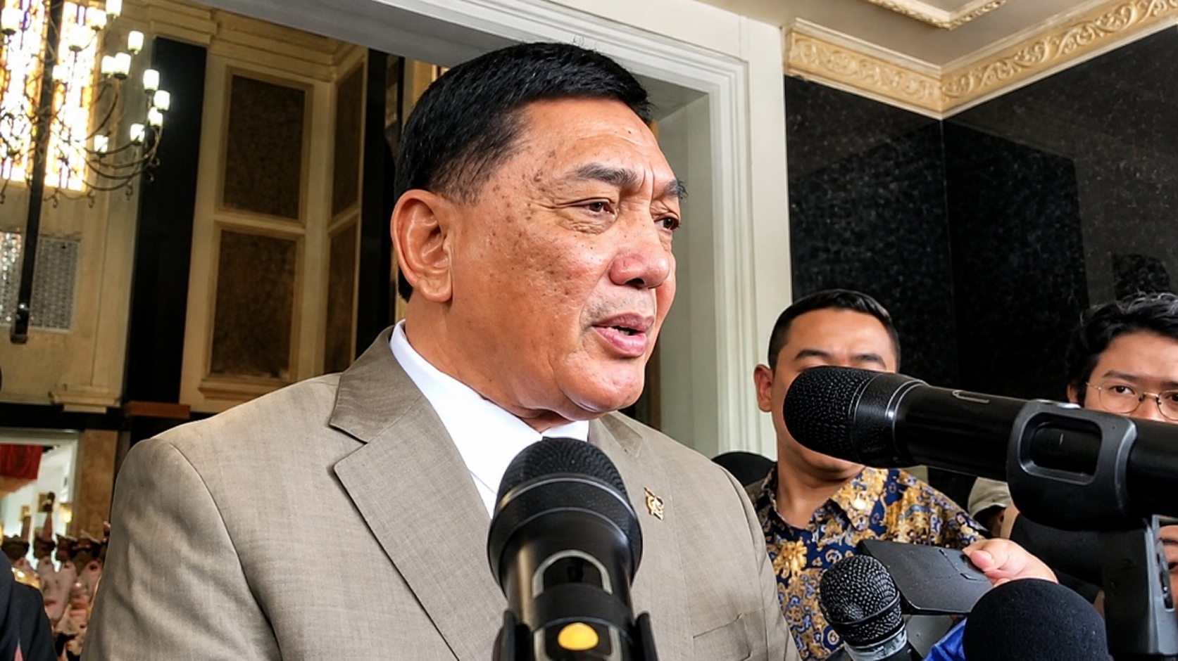 𝗞𝗮𝗯𝘂𝘁 𝗔𝗻𝗴𝗴𝗮𝗿𝗮𝗻 𝗱𝗶 𝗚𝗮𝗿𝗶𝘀 𝗣𝗲𝗿𝘁𝗮𝗵𝗮𝗻𝗮𝗻 Ilustrasi rapat kerja Kementerian Pertahanan dan DPR RI membahas usulan tambahan anggaran pertahanan hingga Rp195 triliun untuk tahun 2027.