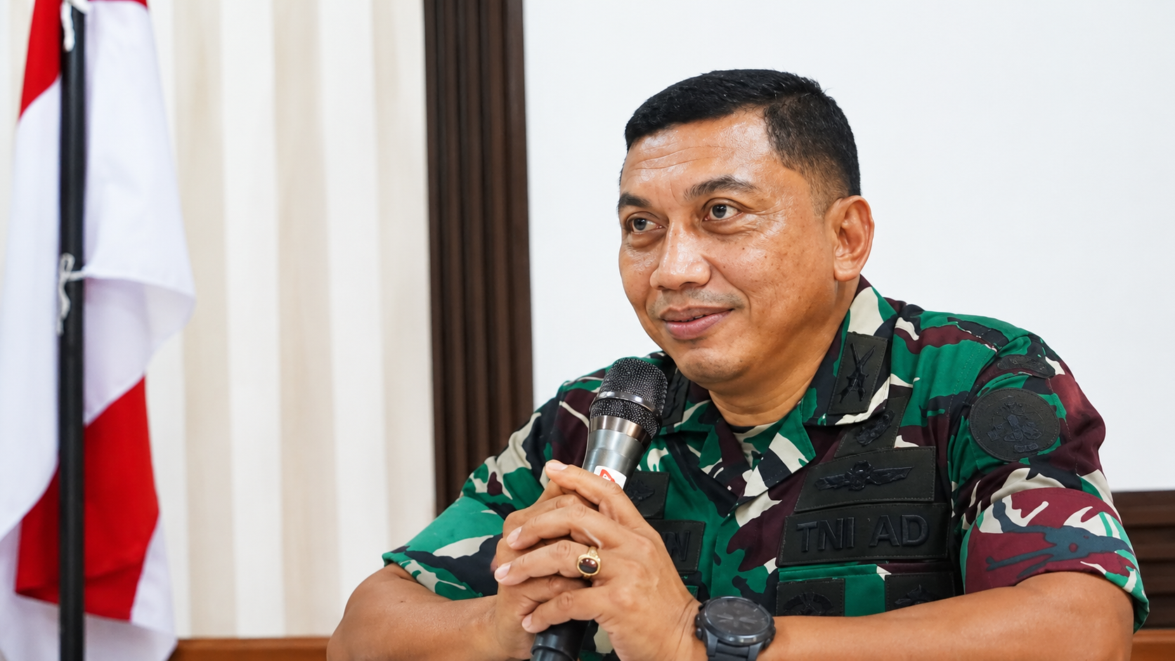 Ilustrasi polemik pembangunan Koperasi Desa Merah Putih yang memicu perdebatan antara warga dan aparat terkait dugaan intimidasi dalam proses pembangunan fasilitas koperasi di desa.