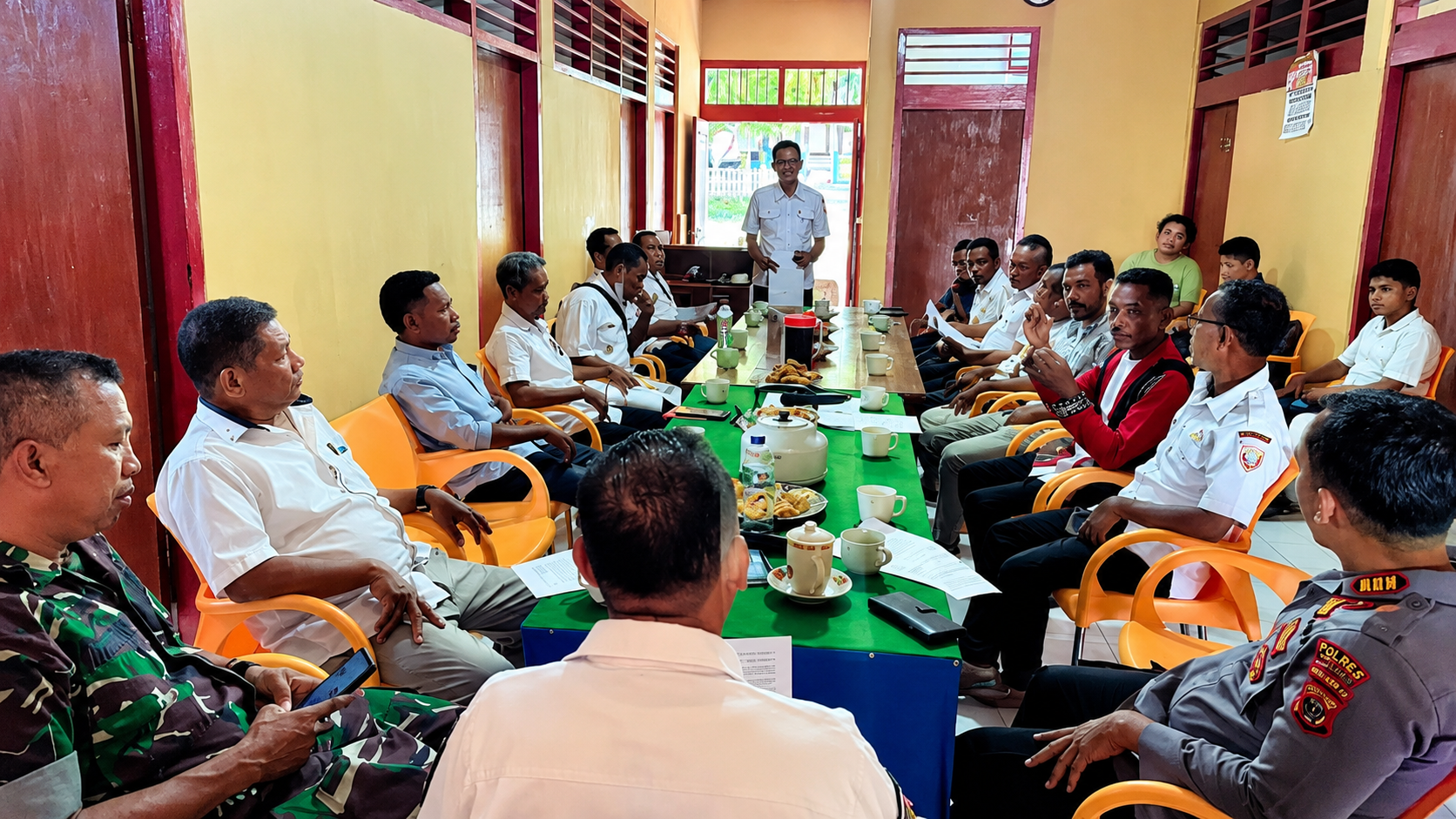 Camat Seram Utara bersama tokoh adat dan masyarakat membahas persoalan tapal batas kawasan Taman Nasional Manusela yang berkaitan dengan hak ulayat masyarakat adat di Kabupaten Maluku Tengah.