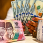 Tumpukan uang rupiah dan dolar AS dalam ilustrasi pergerakan nilai tukar. Bank Indonesia menegaskan cadangan devisa nasional masih memadai untuk menjaga stabilitas ekonomi di tengah tekanan terhadap rupiah.
