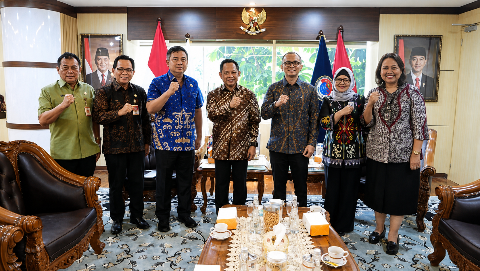 Masyarakat menyaksikan pertandingan sepak bola melalui kegiatan nonton bareng yang dinilai mampu menggerakkan sektor UMKM dan perekonomian daerah selama Piala Dunia 2026.