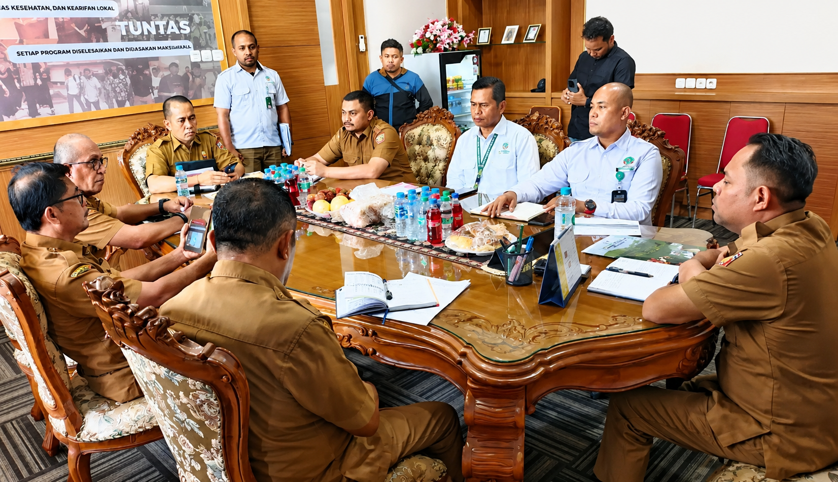 Membangun Kesepakatan di Manusela Konflik Batas dan Jalan Penyelesaian Rapat koordinasi antara Pemerintah Daerah, Balai Taman Nasional Manusela, dan para pemangku kepentingan membahas penyelesaian konflik tapal batas kawasan konservasi di Pulau Seram.