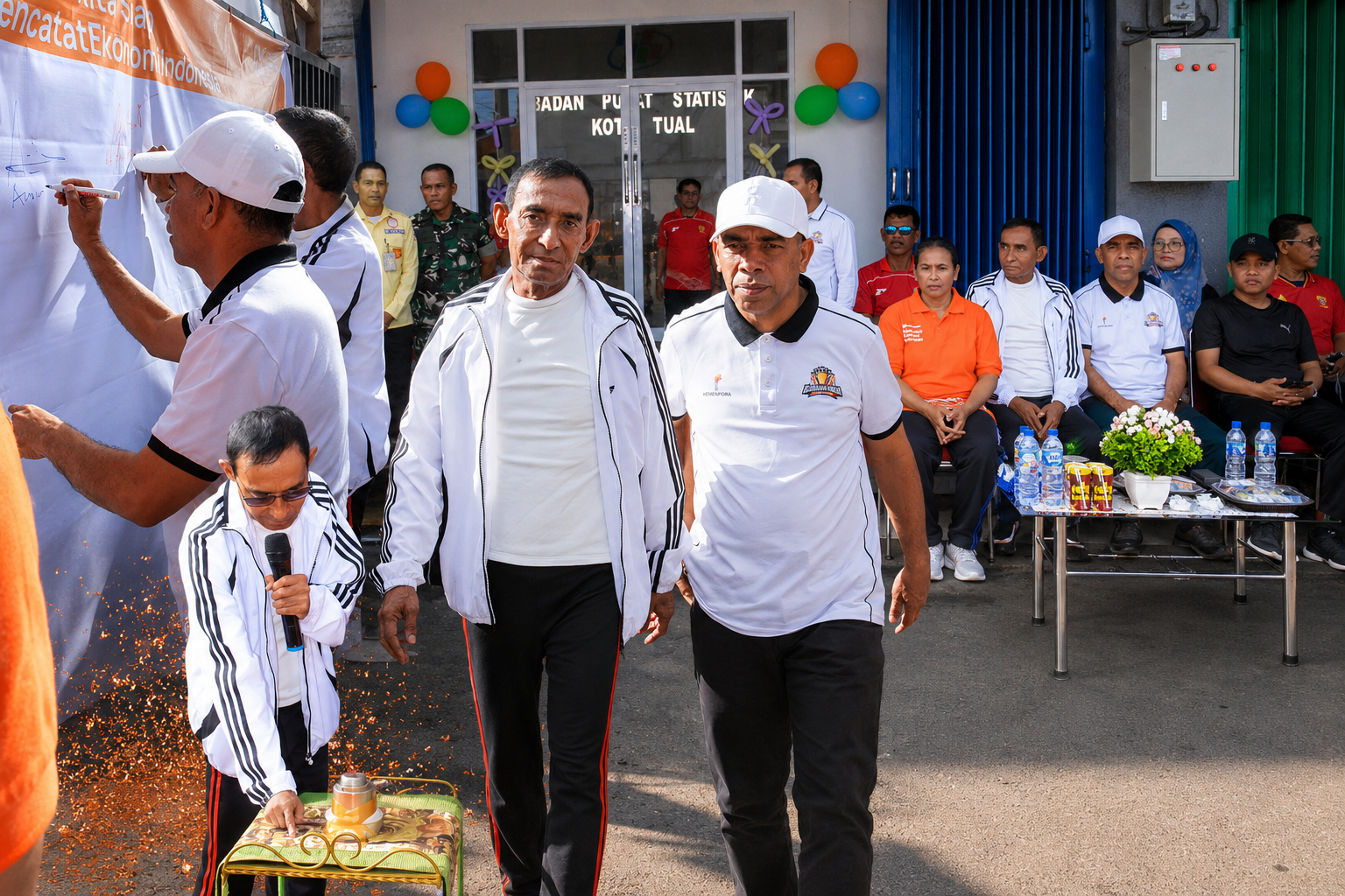 Wali Kota Tual Akhmad Yani Renuat bersama Wakil Wali Kota Amir Rumra menghadiri dan mencanangkan Sensus Ekonomi 2026 di halaman BPS Kota Tual sebagai langkah penguatan data ekonomi daerah.