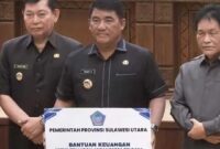 Gubernur Sulawesi Utara Yulius Selvanus Komaling, didampingi Wakil Gubernur Viktor Mailangakay saat menyampaikan penyerahan bantuan ke Provinsi Nusa Tenggara Timur