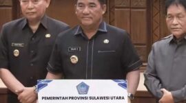 Gubernur Sulawesi Utara Yulius Selvanus Komaling, didampingi Wakil Gubernur Viktor Mailangakay saat menyampaikan penyerahan bantuan ke Provinsi Nusa Tenggara Timur