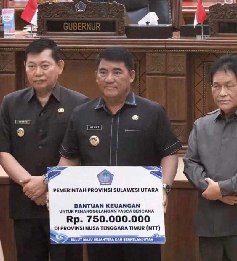 Gubernur Sulawesi Utara Yulius Selvanus Komaling, didampingi Wakil Gubernur Viktor Mailangakay saat menyampaikan penyerahan bantuan ke Provinsi Nusa Tenggara Timur