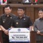 Gubernur Sulawesi Utara Yulius Selvanus Komaling, didampingi Wakil Gubernur Viktor Mailangakay saat menyampaikan penyerahan bantuan ke Provinsi Nusa Tenggara Timur