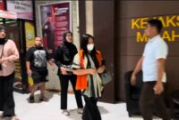 Terpidana Lina saat tiba di Kantor Kejati Sulut. Foto/Istimewa 