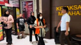 Terpidana Lina saat tiba di Kantor Kejati Sulut. Foto/Istimewa 