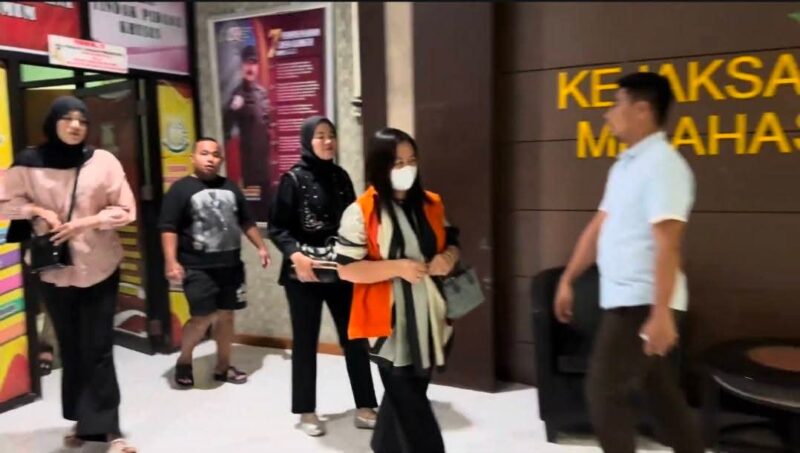 Terpidana Lina saat tiba di Kantor Kejati Sulut. Foto/Istimewa 