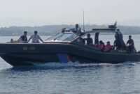 Personel Ditpolairud Polda Sulut membawa bantuan air bersih menuju Pulau Manado Tua dan Bunaken 