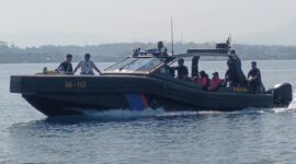 Personel Ditpolairud Polda Sulut membawa bantuan air bersih menuju Pulau Manado Tua dan Bunaken 