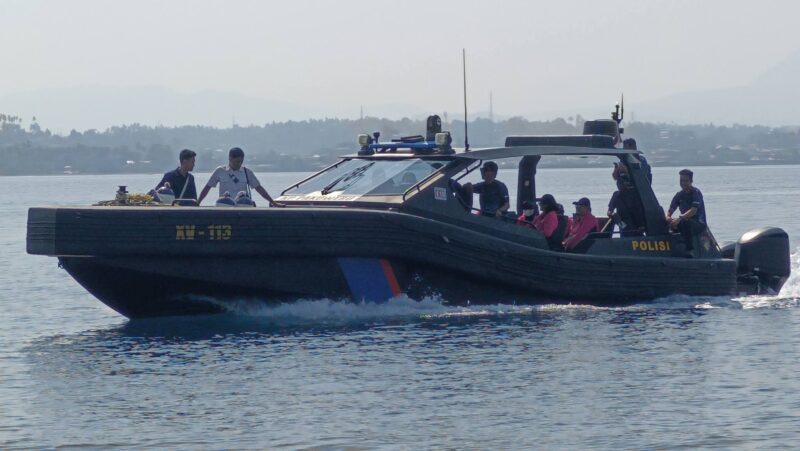 Personel Ditpolairud Polda Sulut membawa bantuan air bersih menuju Pulau Manado Tua dan Bunaken 