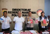 Kabid Humas Kombes Pol Alamsyah P. Hasibuan dan Direktur Reserse Narkoba Kombes Pol Yandri Makaminan serta para Kasubdit, saat memperlihatkan barang bukti dihadapan wartawan. Foto/istimewa 